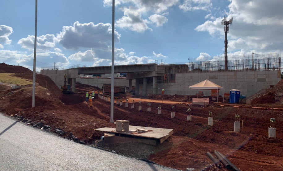 Dois novos viadutos e nove quilômetros de nova pavimentação deverão ser entregues até o final do ano, encerrando os congestionamentos e acidentes na entrada do município -