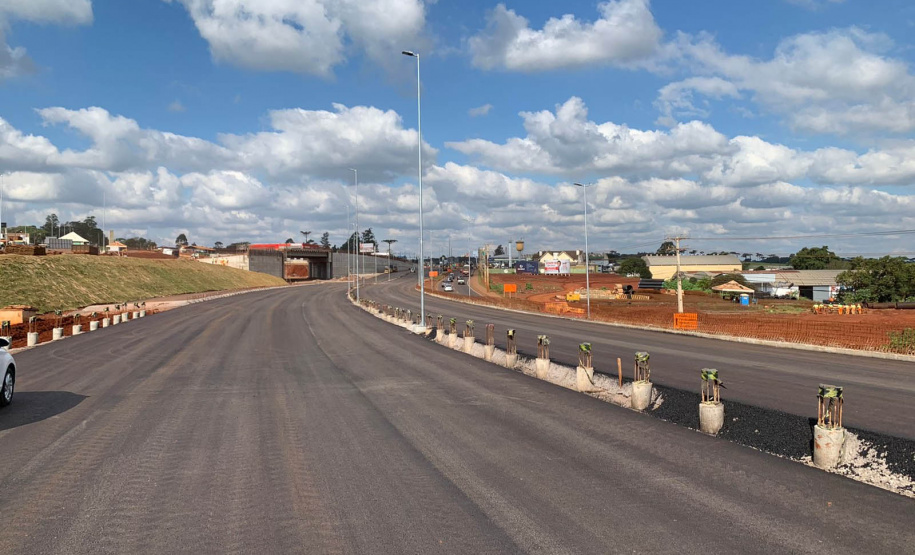 Dois novos viadutos e nove quilômetros de nova pavimentação deverão ser entregues até o final do ano, encerrando os congestionamentos e acidentes na entrada do município -