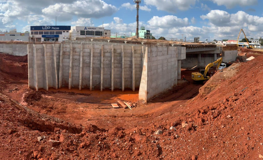 Dois novos viadutos e nove quilômetros de nova pavimentação deverão ser entregues até o final do ano, encerrando os congestionamentos e acidentes na entrada do município -