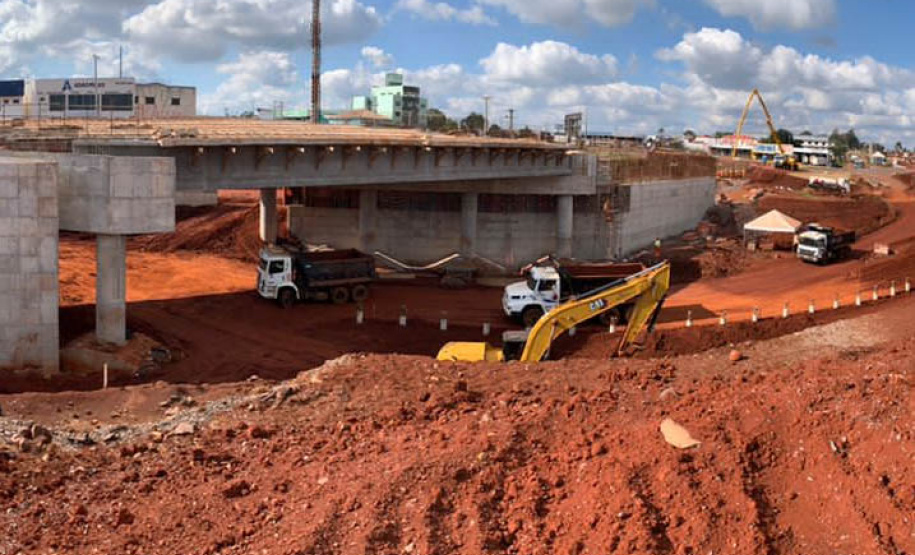 Dois novos viadutos e nove quilômetros de nova pavimentação deverão ser entregues até o final do ano, encerrando os congestionamentos e acidentes na entrada do município -