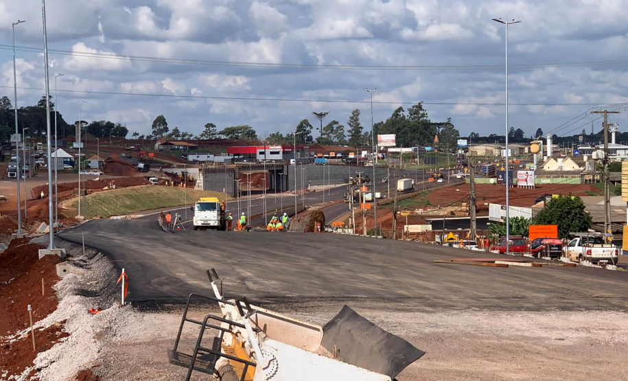 Dois novos viadutos e nove quilômetros de nova pavimentação deverão ser entregues até o final do ano, encerrando os congestionamentos e acidentes na entrada do município -