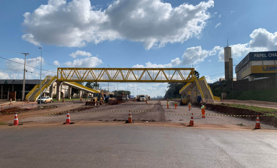 Dois novos viadutos e nove quilômetros de nova pavimentação deverão ser entregues até o final do ano, encerrando os congestionamentos e acidentes na entrada do município -