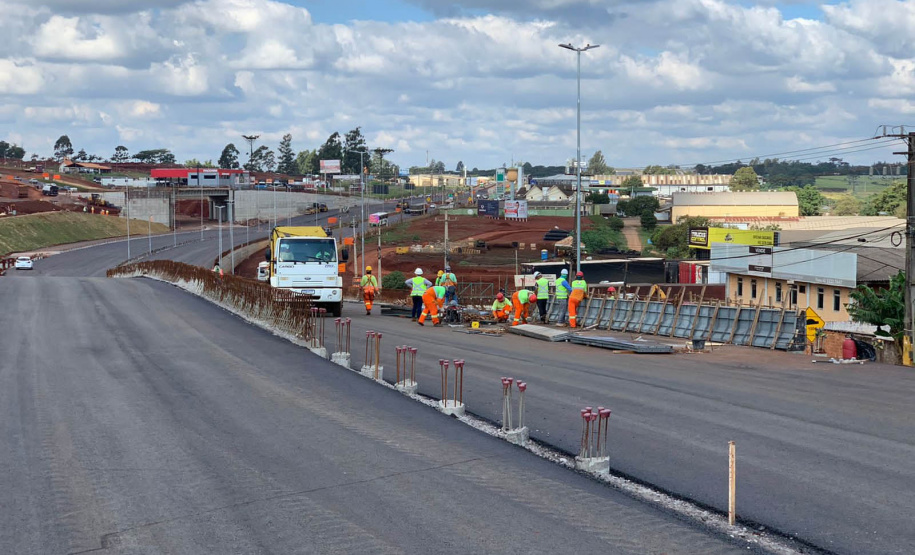 Dois novos viadutos e nove quilômetros de nova pavimentação deverão ser entregues até o final do ano, encerrando os congestionamentos e acidentes na entrada do município -
