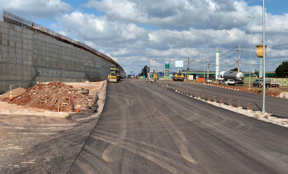 Dois novos viadutos e nove quilômetros de nova pavimentação deverão ser entregues até o final do ano, encerrando os congestionamentos e acidentes na entrada do município -