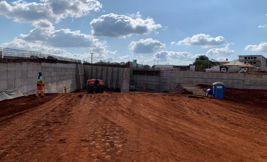 Dois novos viadutos e nove quilômetros de nova pavimentação deverão ser entregues até o final do ano, encerrando os congestionamentos e acidentes na entrada do município -