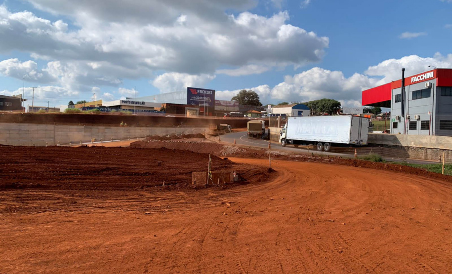 Dois novos viadutos e nove quilômetros de nova pavimentação deverão ser entregues até o final do ano, encerrando os congestionamentos e acidentes na entrada do município -