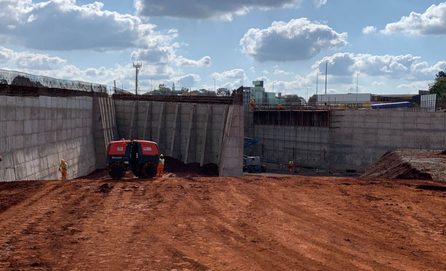 Dois novos viadutos e nove quilômetros de nova pavimentação deverão ser entregues até o final do ano, encerrando os congestionamentos e acidentes na entrada do município -