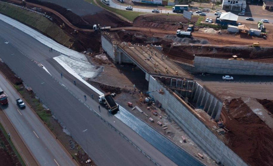Dois novos viadutos e nove quilômetros de nova pavimentação deverão ser entregues até o final do ano, encerrando os congestionamentos e acidentes na entrada do município -