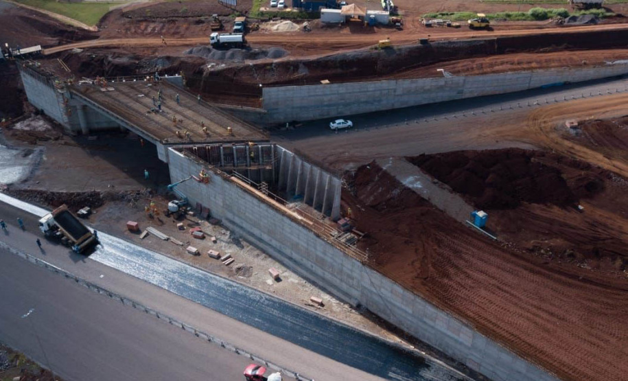 Dois novos viadutos e nove quilômetros de nova pavimentação deverão ser entregues até o final do ano, encerrando os congestionamentos e acidentes na entrada do município -
