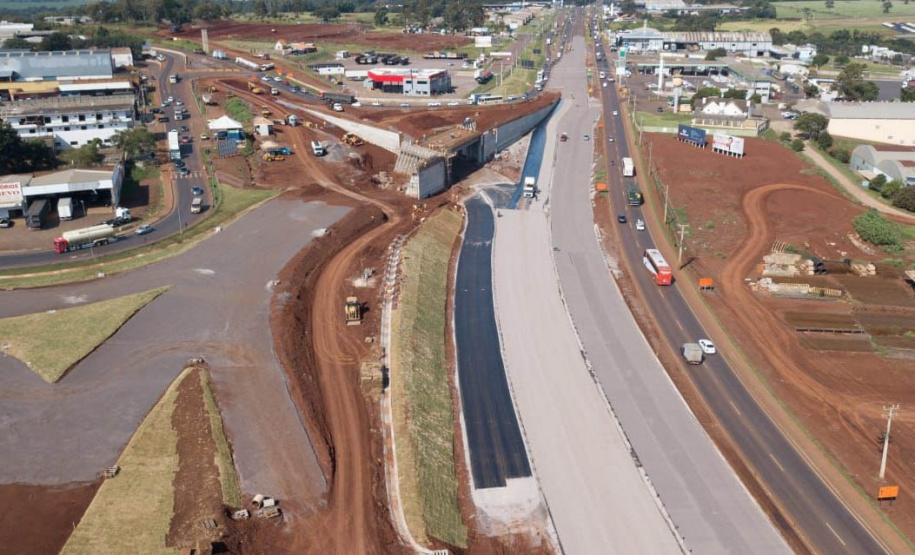 Dois novos viadutos e nove quilômetros de nova pavimentação deverão ser entregues até o final do ano, encerrando os congestionamentos e acidentes na entrada do município -
