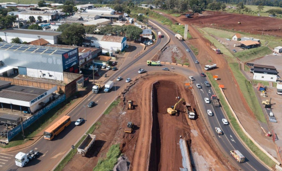 Dois novos viadutos e nove quilômetros de nova pavimentação deverão ser entregues até o final do ano, encerrando os congestionamentos e acidentes na entrada do município -