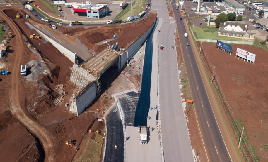 Dois novos viadutos e nove quilômetros de nova pavimentação deverão ser entregues até o final do ano, encerrando os congestionamentos e acidentes na entrada do município -