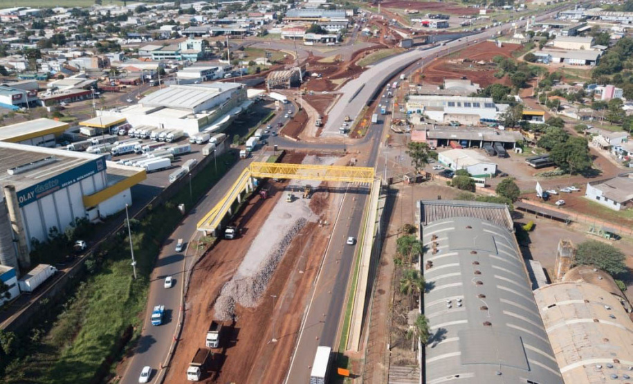 Dois novos viadutos e nove quilômetros de nova pavimentação deverão ser entregues até o final do ano, encerrando os congestionamentos e acidentes na entrada do município -