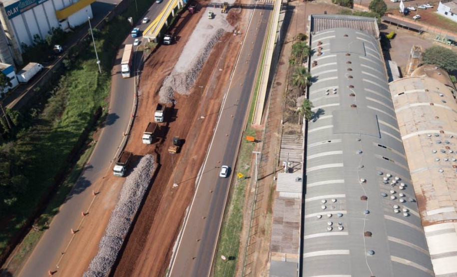 Dois novos viadutos e nove quilômetros de nova pavimentação deverão ser entregues até o final do ano, encerrando os congestionamentos e acidentes na entrada do município -