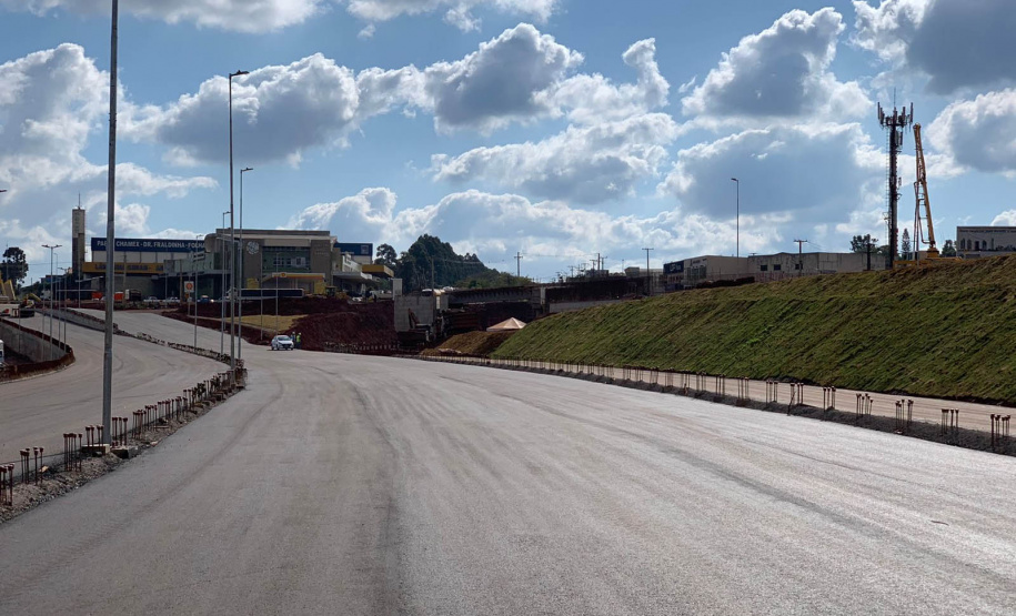 Dois novos viadutos e nove quilômetros de nova pavimentação deverão ser entregues até o final do ano, encerrando os congestionamentos e acidentes na entrada do município -