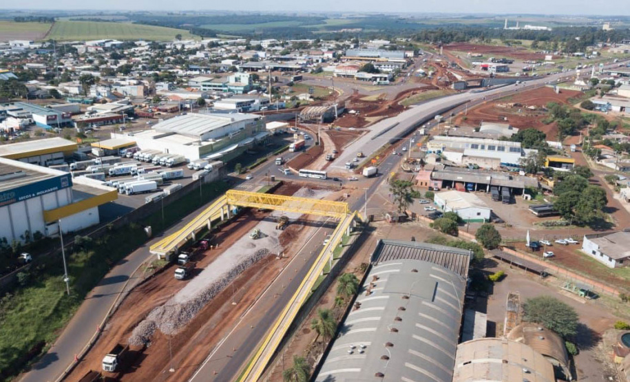 Dois novos viadutos e nove quilômetros de nova pavimentação deverão ser entregues até o final do ano, encerrando os congestionamentos e acidentes na entrada do município -