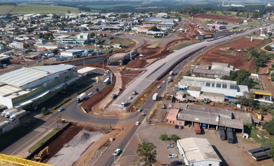 Dois novos viadutos e nove quilômetros de nova pavimentação deverão ser entregues até o final do ano, encerrando os congestionamentos e acidentes na entrada do município -