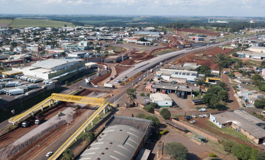 Dois novos viadutos e nove quilômetros de nova pavimentação deverão ser entregues até o final do ano, encerrando os congestionamentos e acidentes na entrada do município -