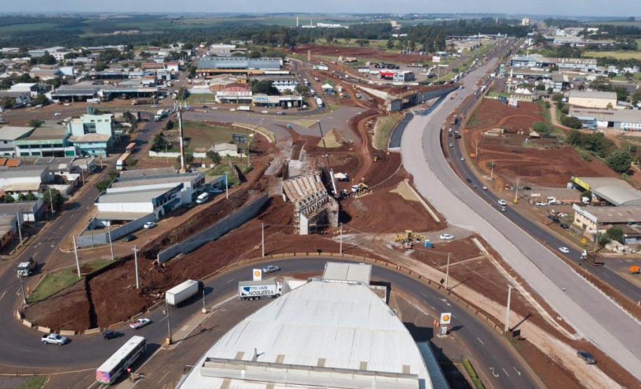 Dois novos viadutos e nove quilômetros de nova pavimentação deverão ser entregues até o final do ano, encerrando os congestionamentos e acidentes na entrada do município -