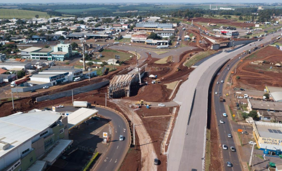 Dois novos viadutos e nove quilômetros de nova pavimentação deverão ser entregues até o final do ano, encerrando os congestionamentos e acidentes na entrada do município -