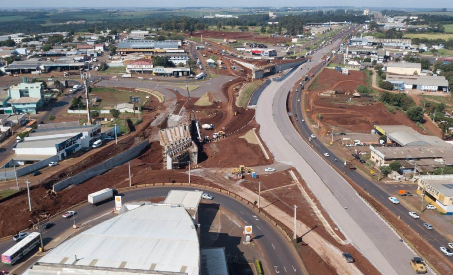 Dois novos viadutos e nove quilômetros de nova pavimentação deverão ser entregues até o final do ano, encerrando os congestionamentos e acidentes na entrada do município -