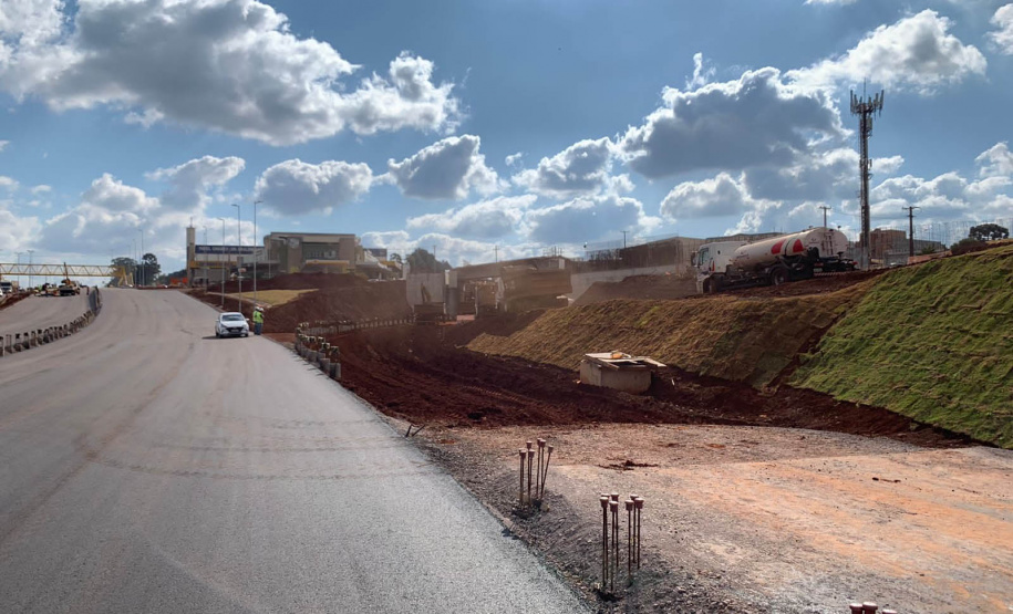 Dois novos viadutos e nove quilômetros de nova pavimentação deverão ser entregues até o final do ano, encerrando os congestionamentos e acidentes na entrada do município -