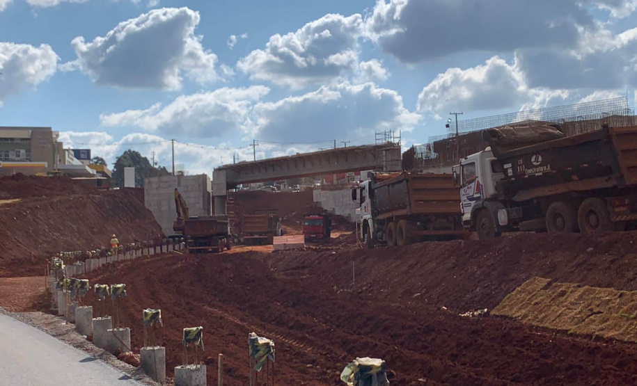 Dois novos viadutos e nove quilômetros de nova pavimentação deverão ser entregues até o final do ano, encerrando os congestionamentos e acidentes na entrada do município -