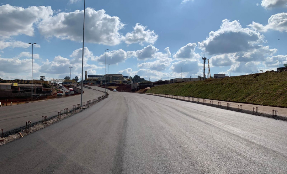 Dois novos viadutos e nove quilômetros de nova pavimentação deverão ser entregues até o final do ano, encerrando os congestionamentos e acidentes na entrada do município -