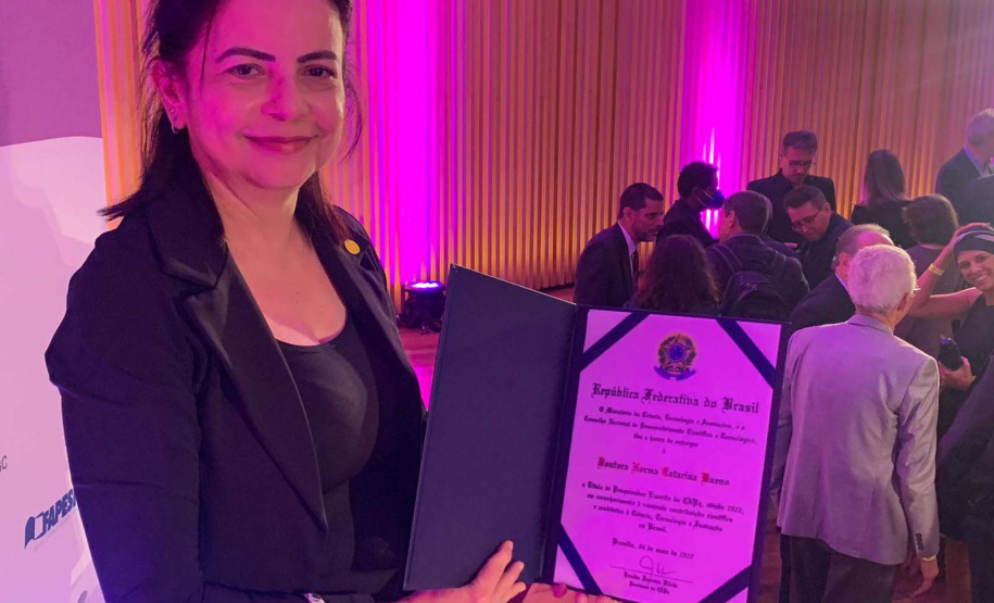 Professora da Unioeste recebe título de pesquisadora emérita do CNPq