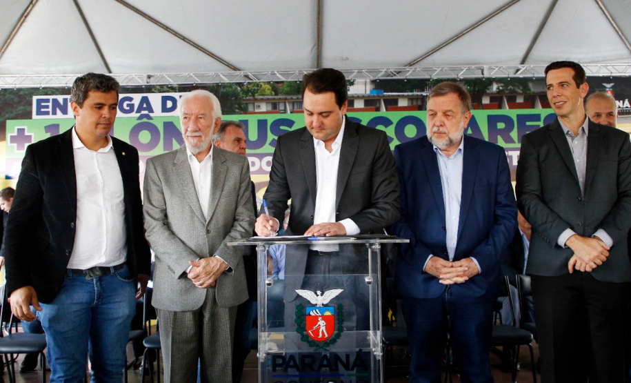 O governador Carlos Massa Ratinho Junior lançou, nesta segunda-feira (02), a segunda edição do programa Ganhando o Mundo, que vai selecionar 100 estudantes da rede estadual para um intercâmbio de seis meses na Nova Zelândia, na Oceania, durante o segundo semestre deste ano.