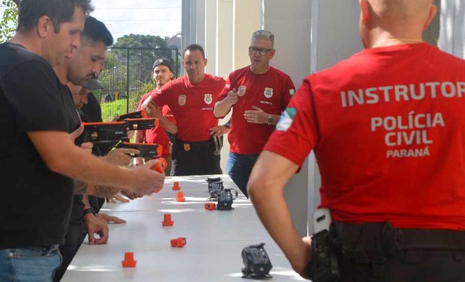 PCPR capacita servidores e entrega armas de choque