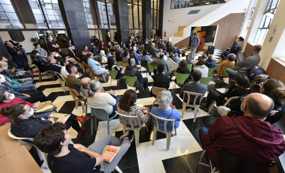 Eduardo Bueno fala para 200 pessoas na abertura do Ciclo do Bicentenário da Independência da Biblioteca Pública