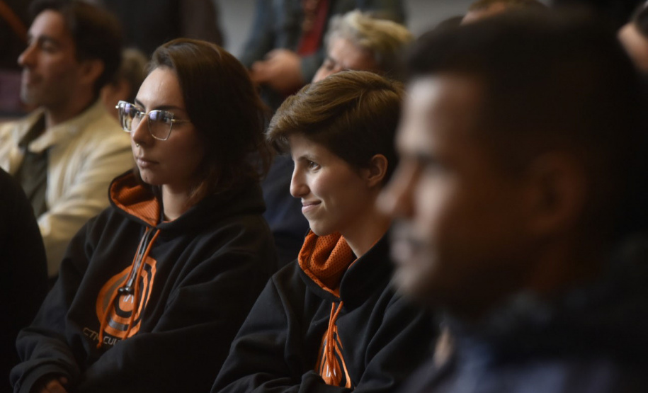 Eduardo Bueno fala para 200 pessoas na abertura do Ciclo do Bicentenário da Independência da Biblioteca Pública