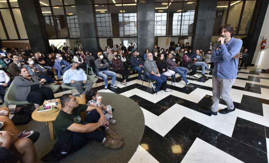 Eduardo Bueno fala para 200 pessoas na abertura do Ciclo do Bicentenário da Independência da Biblioteca Pública