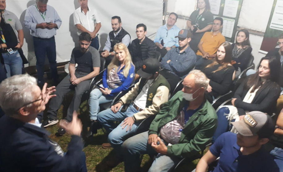 Secretário Norberto Ortigara falando com jovens agricultores