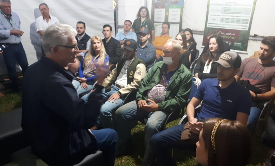 Secretário Norberto Ortigara falando com jovens agricultores