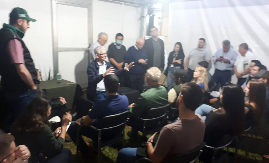 Secretário Norberto Ortigara falando com jovens agricultores