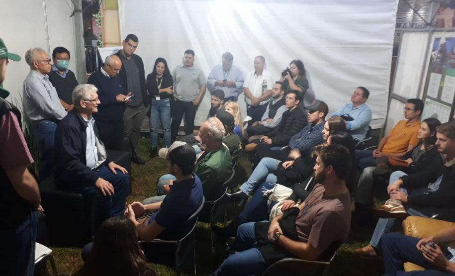 Secretário Norberto Ortigara falando com jovens agricultores
