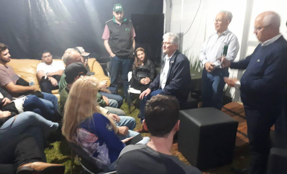 Secretário Norberto Ortigara falando com jovens agricultores