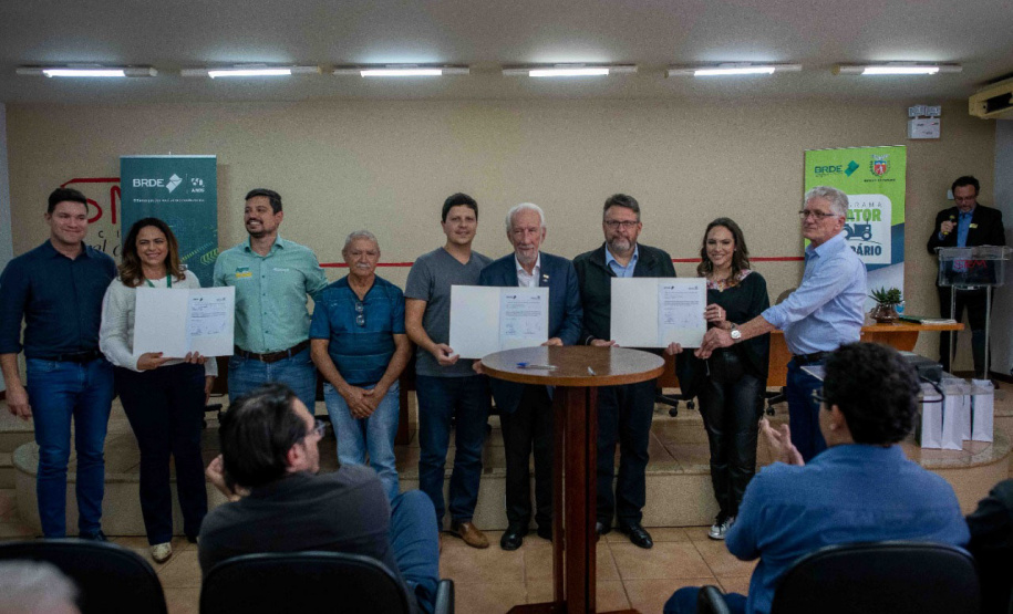 Vice-governador e BRDE assinam R$ 173, 7milhões em contratos no Expoingá -