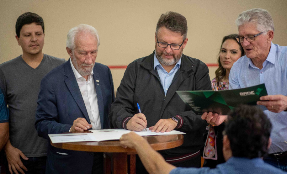 Vice-governador e BRDE assinam R$ 173, 7milhões em contratos no Expoingá -
