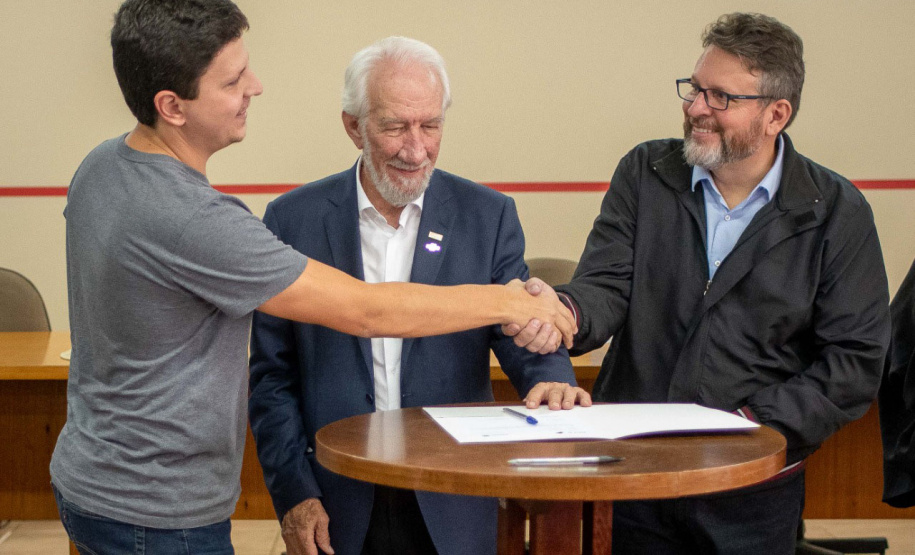 Vice-governador e BRDE assinam R$ 173, 7milhões em contratos no Expoingá -