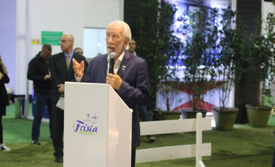 O vice-governador Darci Piana e o secretário de Estado da Agricultura e do Abastecimento, Norberto Ortigara, participaram nesta quinta-feira (12) da abertura da 15ª ExpoFrísia, no pavilhão do Parque Histórico de Carambeí, na região dos Campos Gerais -