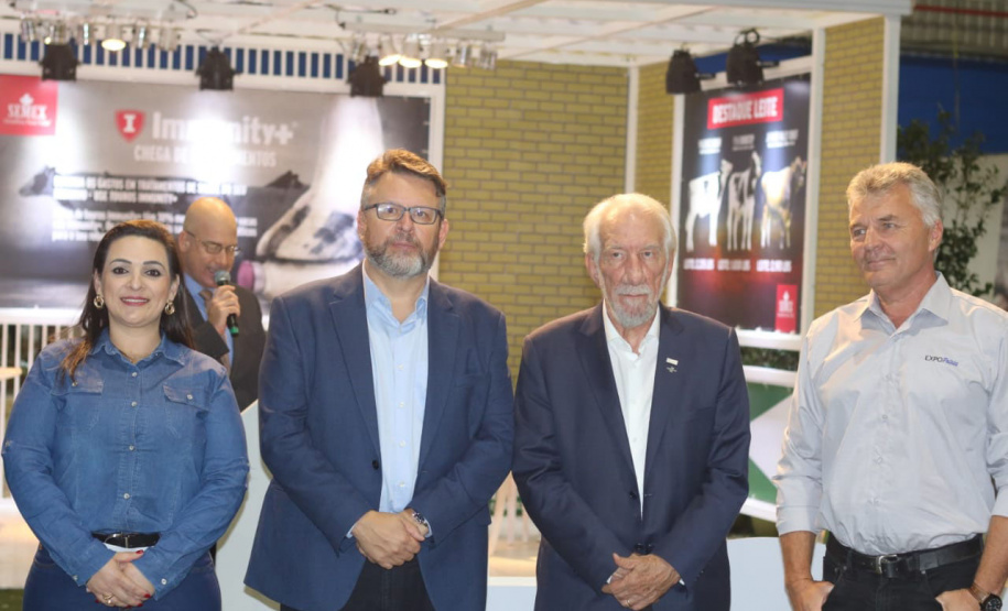 O vice-governador Darci Piana e o secretário de Estado da Agricultura e do Abastecimento, Norberto Ortigara, participaram nesta quinta-feira (12) da abertura da 15ª ExpoFrísia, no pavilhão do Parque Histórico de Carambeí, na região dos Campos Gerais -