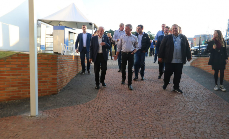 O vice-governador Darci Piana e o secretário de Estado da Agricultura e do Abastecimento, Norberto Ortigara, participaram nesta quinta-feira (12) da abertura da 15ª ExpoFrísia, no pavilhão do Parque Histórico de Carambeí, na região dos Campos Gerais -