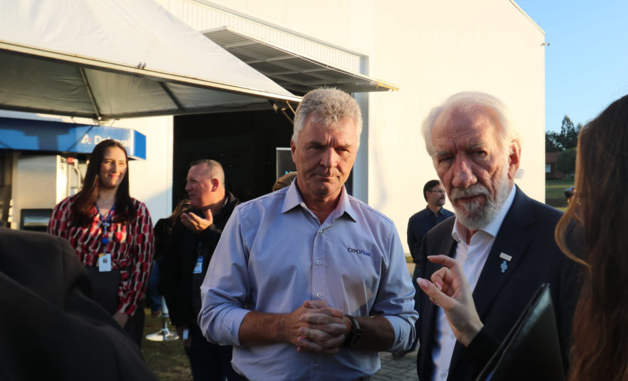 O vice-governador Darci Piana e o secretário de Estado da Agricultura e do Abastecimento, Norberto Ortigara, participaram nesta quinta-feira (12) da abertura da 15ª ExpoFrísia, no pavilhão do Parque Histórico de Carambeí, na região dos Campos Gerais -