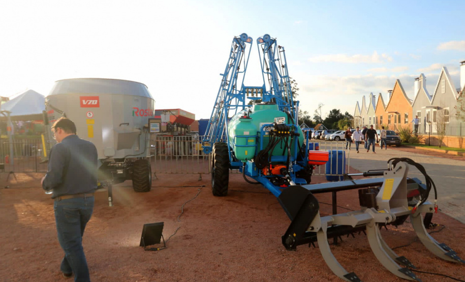 O vice-governador Darci Piana e o secretário de Estado da Agricultura e do Abastecimento, Norberto Ortigara, participaram nesta quinta-feira (12) da abertura da 15ª ExpoFrísia, no pavilhão do Parque Histórico de Carambeí, na região dos Campos Gerais -
