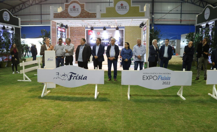 O vice-governador Darci Piana e o secretário de Estado da Agricultura e do Abastecimento, Norberto Ortigara, participaram nesta quinta-feira (12) da abertura da 15ª ExpoFrísia, no pavilhão do Parque Histórico de Carambeí, na região dos Campos Gerais -