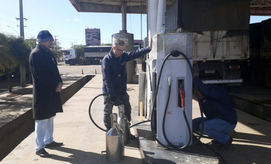 Operação fiscaliza qualidade e quantidade de combustíveis dos postos de Guarapuava e Irati