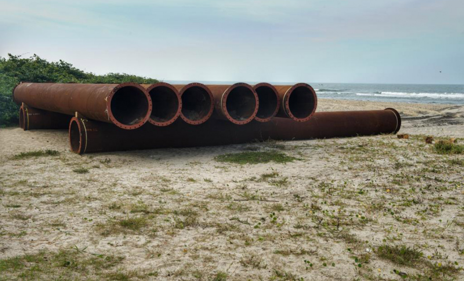 Tubulação é transferida de local em Matinhos